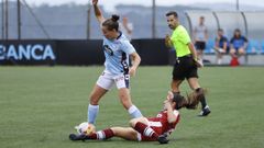 La futbolista de As Celtas Paula Jimena Vior, Pa�u, durante el partido de ida ante el Bizkerre.