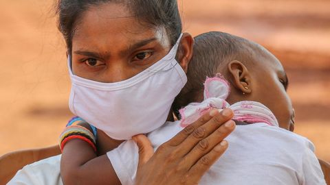 Una mujer junto a su hijo en Sri Lanka
