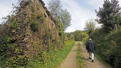 El historiador Carlos Breixo pasea junto a una casa abandonada en una aldea de Ortigueira