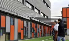 Las obras de colocaci�n de toldos entre el edificio de Infantil y Primaria ya est�n rematadas. 
