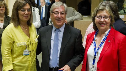 La consejera de Agricultura de la Junta de Castilla y León, Milagros Marcos, y la conselleira do Mar, Rosa Quintana, con el comisario europeo de Medio Ambiente, Asuntos Marinos y Pesca, Karmenu Vella