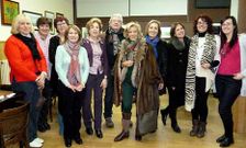 Arturo Ceide (en el centro), con algunos de los asistentes a la inauguraci�n de su exposici�n este fin de semana en las instalaciones del C�rculo Savi�ao