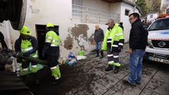 Expsito, a la derecha, durante los trabajos por la riada en Xunqueira