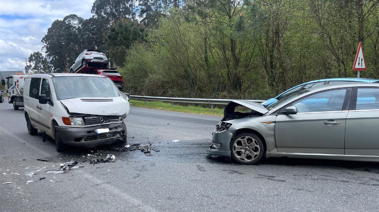 Tres personas heridas en el choque de dos coches en As Lagoas