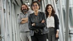 Jorge Somoza, m�dico coordinador; Adriana Regueira, directora de la Fundaci�n 061 Galicia; y Ana Rodr�guez, enfermera asistencial, en la sede de La Voz