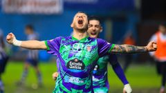 Jos� Amo celebra euf�rico el gol que anot� en el minuto 84 y que dio la victoria a su equipo en Avil�s.