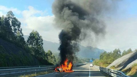 Veh�culo en llamas de la mujer herida en accidente de tr�fico en la A-8.