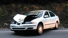 Este coche sufri� da�os al chocar con un caballo en Cordido.