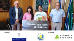 Tatiana (izquierda) y Daniela (derecha) con el gerente de ASATA Miguel Lastra y el alcalde de Ribera de Arriba recogiendo su premio.