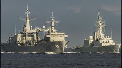 El �Cantabria�, en plena tarea de abastecimiento de combustible en el mar