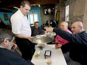 Adem�s, a mediod�a bares de Cervo servir�n tapas.