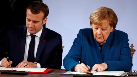 Marcon y Merkel firman el nuevo tratado en el ayuntamiento de la localidad alemana de Aquisgr�n