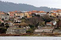 Imagen de edificaciones en la l�nea de costa en la playa de Canabal, en Moa�a.