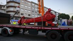 La colosal ancla de 25 toneladas ya luce en la avenida de Barra�a, en Boiro
