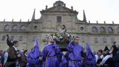 La imagen del Ecce Homo sale a hombros de la iglesia de la Compaa, en Monforte, en la procesin del Viernes Santo del 2019