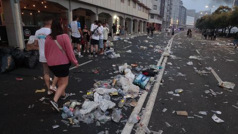 Las playas de Riazor y Orz�n amanecen llenas de basura tras la noche de San Xo�n