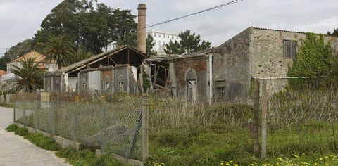 Punta Rodeira, ya sin techo. La vieja salazn est cada vez en un estado ms penoso tras ir perdiendo el tejado durante los ltimos temporales. Su ubicacin costera frena cualquier actuacin.