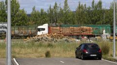 Carga de madera en los terrenos del puerto seco para una papelera de Zaragoza
