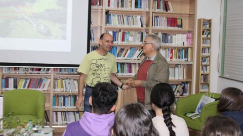 Lema Su�rez, � dereita, recibe un detalle por parte do centro educativo