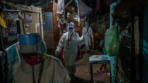 En la zona 84 de Manila los residentes llamana «astronautas» a los sanitarios que visitan a los enfermos de covid