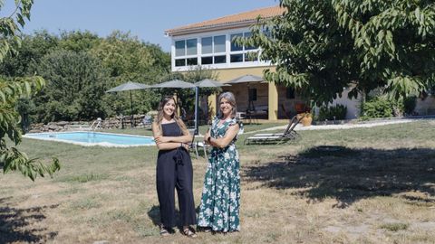 Yolanda y su hija en la finca exterior del alojamiento