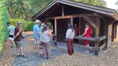 Participantes en la visita t�cnica organizada por la Diputaci�n lucense ante una de los bungal�s  del complejo tur�stico de Augas Mestas 