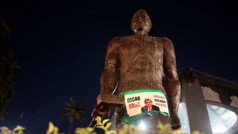 Grupos de manifestantes expresan su apoyo en las calles de San Jos�, capital de Costa Rica, a las mujeres que se atrevieron a denunciar al expresidente del pa�s