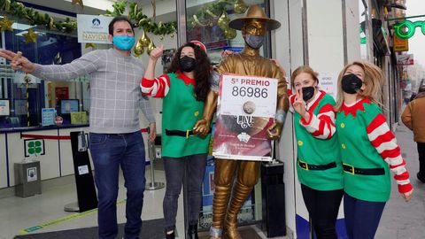 Los trabajadores de la administracin nmero 20 de Albacete celebran uno de los quintos premios del sorteo extraordinario de Navidad que repartieron este martes, con el nmero 86986