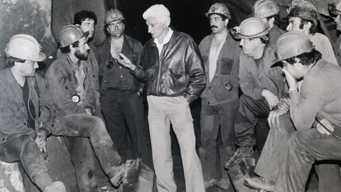 7 junio. Encierro de 11 mineros en la tercera planta del pozo San Jer�nimo. De izda a dcha: Joaqu�n, Luis, Jer�nimo, Palacio, Ram�n Arg�elles (alcalde), Laureano, Camblor, Lito, Carrea y Cuqui