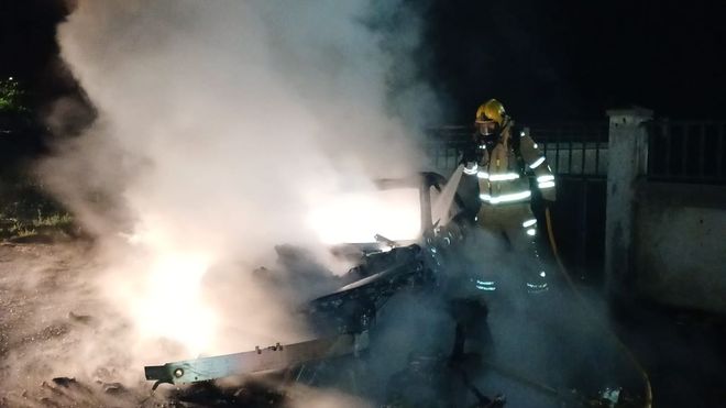 El autom�vil qued� justo al lado de la verja de la parcela de una tienda de productos del campo,�a la entrada de As Neves desde Pontedeume