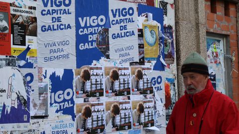 Carteles pegados hace das en Santiago