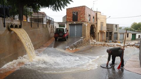 n hombre recoge los escombros de una vivienda afectada por la dana