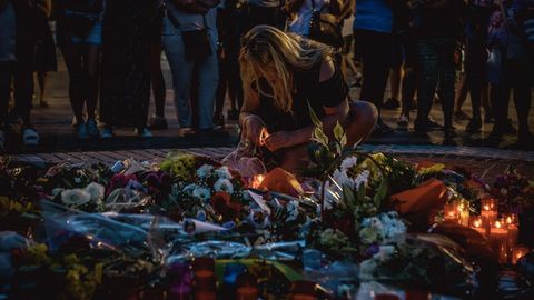 El mosaico de Joan Mir de La Rambla de Barcelona vuelve a convertirse en un improvisado altar en homenaje a las vctimas del atropello que caus catorce muertos y decenas de heridos en la calle ms emblemtica de la capital catalana.