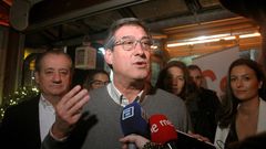 El cabeza de lista de Ciudadanos al Congreso de los Diputados por Asturias, Ignacio Prendes, hace declaraciones a los periodistas momentos antes de participar del acto de cierre de campaa electoral en un restaurante de Gijn