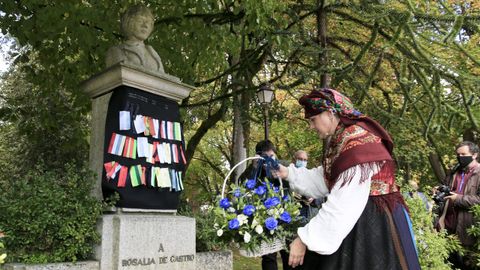 La ofrenda floral a Rosalia de Castro corri� este a�o a cargo de la artista M�nica Alonso