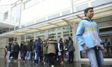 El curso arranc� ayer con normalidad y pasado por agua en los institutos de la zona. 