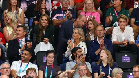Los pr�ncipes de Gales disfrutan del encuentro deportivo junto a sus hijos y los duques de Edimburgo