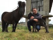 Roberto, con un potro nacido unas horas antes del la foto y su madre, una poni bien mansa. 