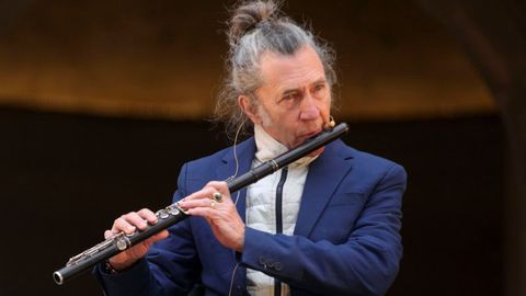 Jorge Pardo, en la imagen, en un reciente recital en la Alhambra, acude a Ourense en formato tr�o.