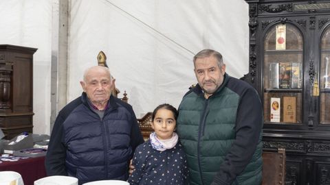 Manuel Pieiro, a la derecha, con su padre, Csar, y su hija, ayer en la Feira de Antigidades e Artesana de A Pontenova