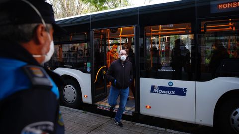 Polica Local y Nacional reparten mascarillas a los usuarios de los autobuses en Pontevedra