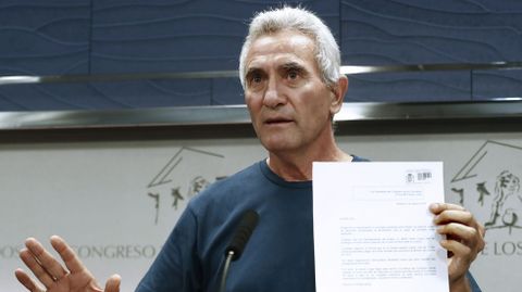 El diputado de Unidos Podemos Diego Ca�amero, muestra el documento que ha entregado en el registro del Congreso, en el que renunci� ante notario al aforamiento.