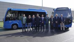 arteixo.En autob�s el�ctrico. En Arteixo tres microbuses totalmente el�ctricos cubren las rutas que conectan los peque�os n�cleos rurales. Ayer los exhibieron durante la celebraci�n de unas jornadas en las que participaron empresas como Repsol o Arriva, la Autoridad Portuaria o el Inega
