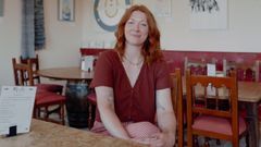 La irlandesa imparte clase dos veces a la semana en un local de Andanzas Cafeter�a