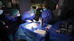 Una operaci�n en un quir�fano de Galicia