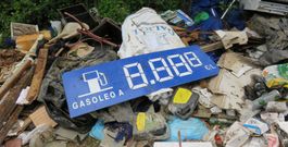 Aunque alguien llev� el anuncio, junto a otros restos de una gasolinera, en el vertedero nos se vende gasoil. 