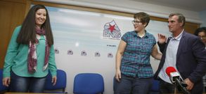 Luc�a C�sar Veloso e Xabier R�os, a esquerda e dereita, acompa�aron onte a Mar�a Villaronga. 