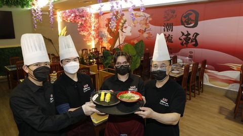 El equipo de Sushi Fafa, en el nuevo restaurante abierto en el nmero 26 de la ra do Hrreo. Su decoracin est inspirada en el arte y cultura china, de donde proceden los tres chefs que capitanean el proyecto, Li, Chen y Lin. Ofrecen un men infinity al medioda desde 14,9 euros y en el caso de las cenas desde 19,9. 