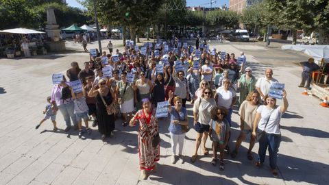 Profesionales del �rea sanitaria y otros relacionados o interesados mostraron hace unos d�as su apoyo a la iniciativa en la Praza do Concello de Carballo.