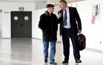 El polic�a, con visera, el d�a en que declar� como imputado hablando con su abogado. 